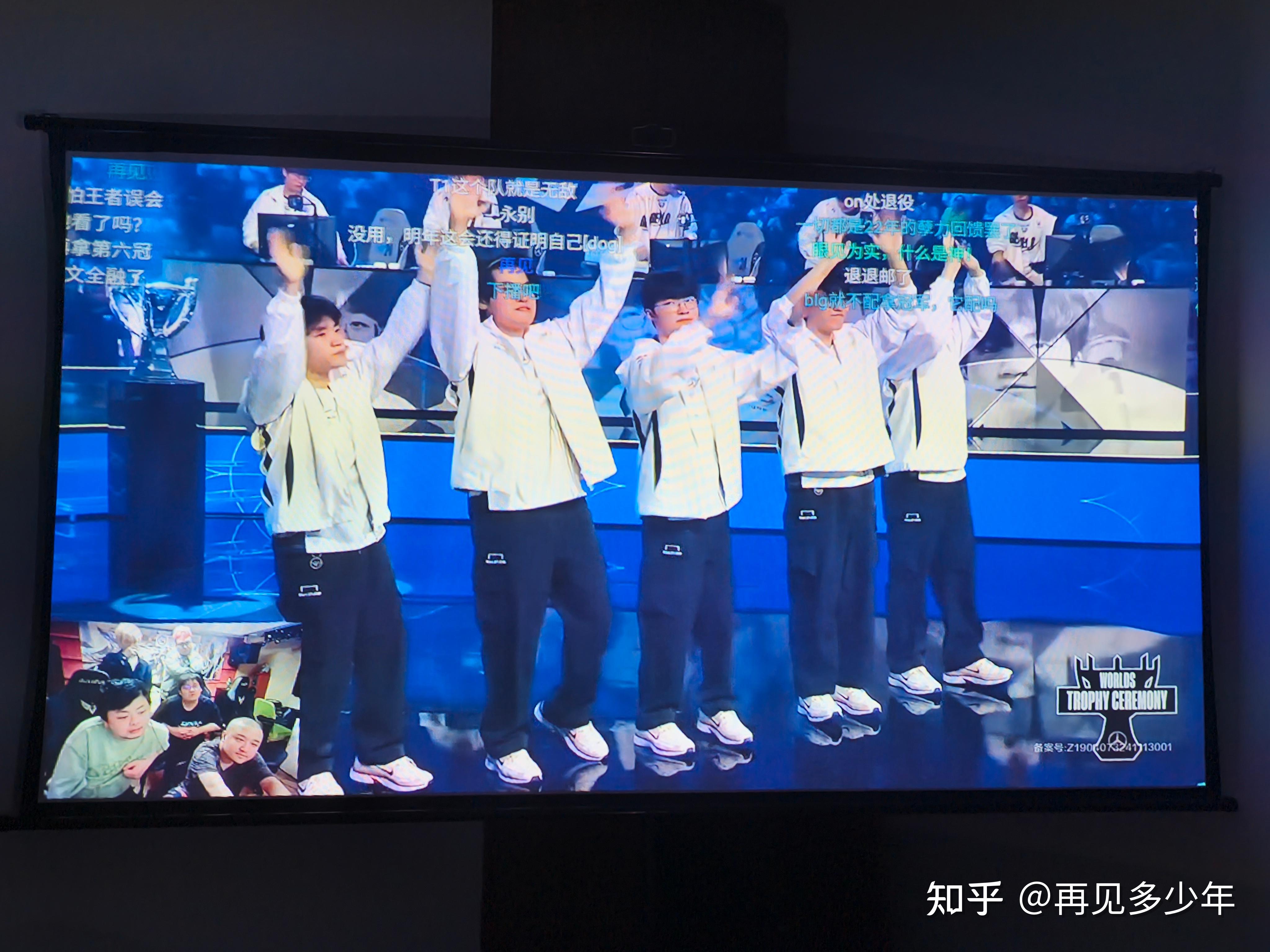 Faker重返赛场，重返赛场首场状态出色，篮网观众沸腾！